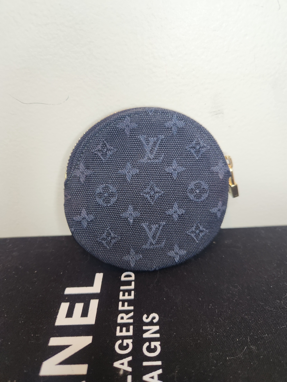 Louis Vuitton Round Coin Pouch in Denim Monogram - Picture 2 of 7